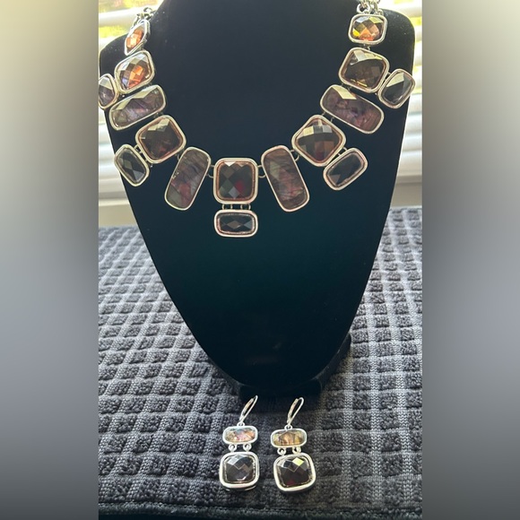 Dana Buchman 2 Piece Jewelry Set..Necklace with matching pierced Earrings - Picture 2 of 10